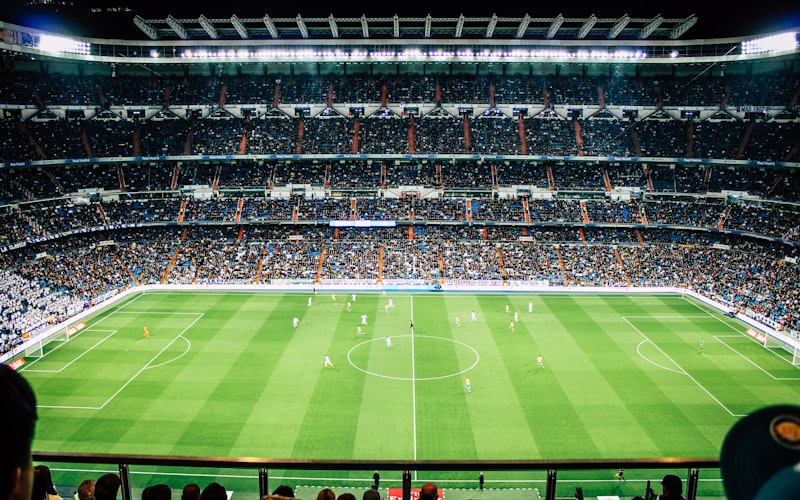 一个布满各国国旗和足球的现代化社区交流中心内部场景